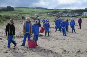 The pupils in action on Machrihanish beach with Andrea McShannon from the GRAB Trust. NO_c40beachclean02
