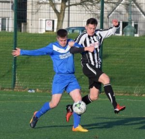 Johnstone manages to keep control of the ball despite pressure from a Helensburgh player. 50c47carradale02