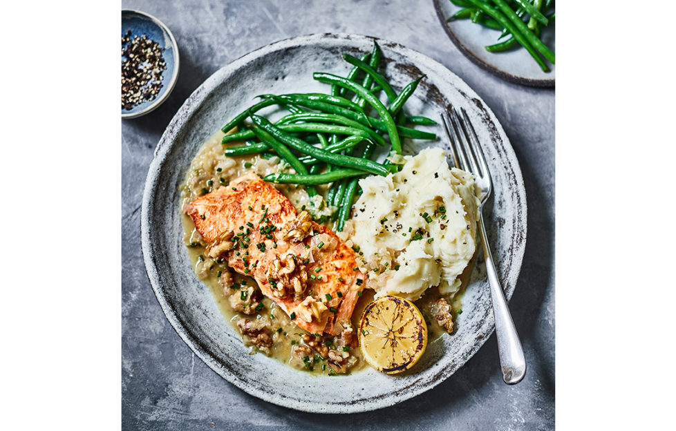 Salmon with walnuts