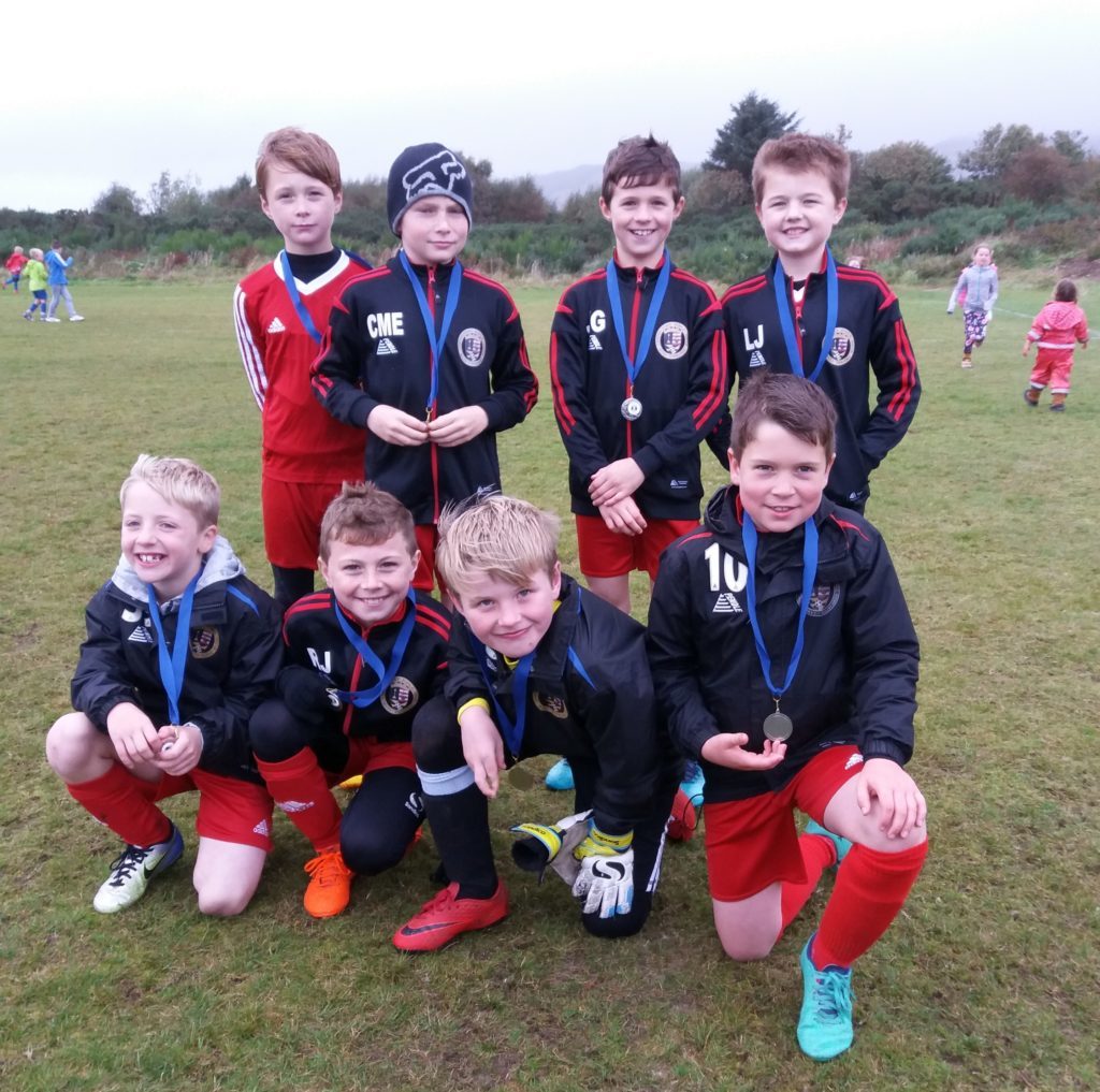 The 2009s proudly display their medals.