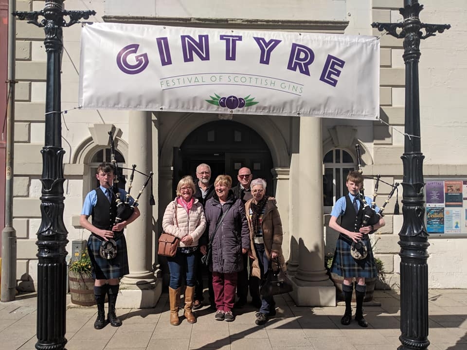 Pipers Fraser MacBrayne and Andrew Renton welcomed gin lovers to Campbeltown Town Hall.