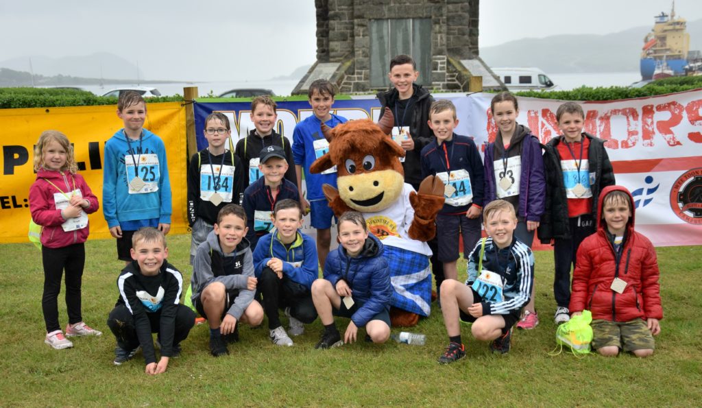 A squad of runners from Milngavie Primary School who travelled to take part in MOKRUN, with MOKCOO.