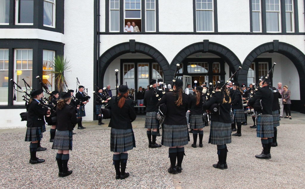 Pipers welcome American golfers to Kintyre