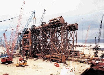 The Brae structure at the Ardersier site in 1982  –  its scale is seen by a double-decker bus at its base
