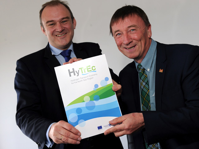 UK Energy Secretary Ed Davey and Aberdeen City Council's Gordon McIntosh launch the city's hydrogen economy framework.