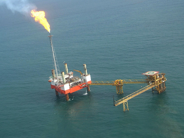 Oil rig off the Nigerian coast