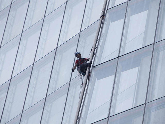 Liesbeth Debbens from the Netherlands climbs the Shard, London's tallest building, for Greenpeace's Save the Arctic campaign. Pic: PA