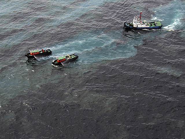 Clear up work on the oil spill off Thailand failed to prevent it hitting the shore.