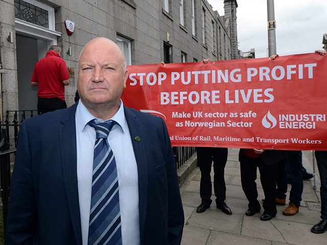 Bob Crow on the steps of the RMT's Aberdeen office with protesting offshore workers