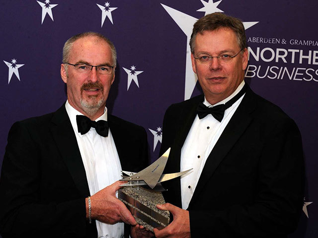 Mike Griffin, Aker Solutions (left) with Ernst den Hartigh, vice president assets, BG Group - Outstanding Contribution to the Energy Sector award, The Northern Star  Business awards, AECC