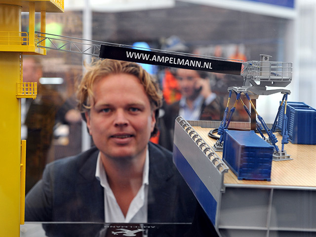 Wiebe Jan Emsbroek with a model of Ampelmann's self-stabilising transfer walkway