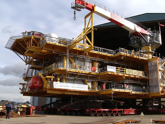 Load out of the Breagh Alpha deck, destined for the installation barge
Photo: RWE Dea