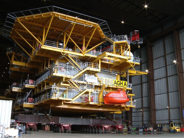 Load out of the Breagh Alpha deck from the fabrication hall in Zwijndrecht, the Netherlands
Photo: RWE Dea