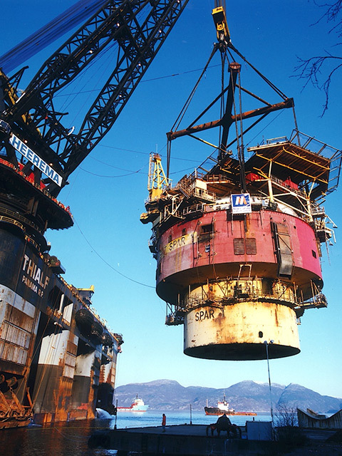 Brent Spar dismantling in Norway. The giant crane Thialf lifts the spar topsides to the dismantling yard