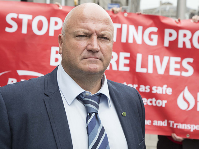 RMT leader Bob Crow at the union's 2013 protests over helicopter safety in Aberdeen.