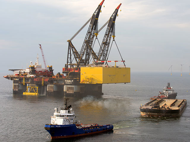 The heavy-lifter Thialf hoists the HelWin2 platform from the transport barge onto the previously prepared steel jacket. The HelWin2 grid connection will transmit offshore-generated wind power to land for some 700,000 German households