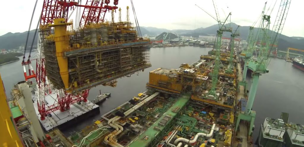 Video: Shell moves topside into place