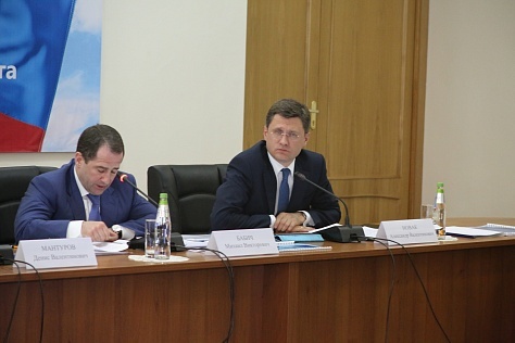 Russian Energy Minister Alexander Novak (right)