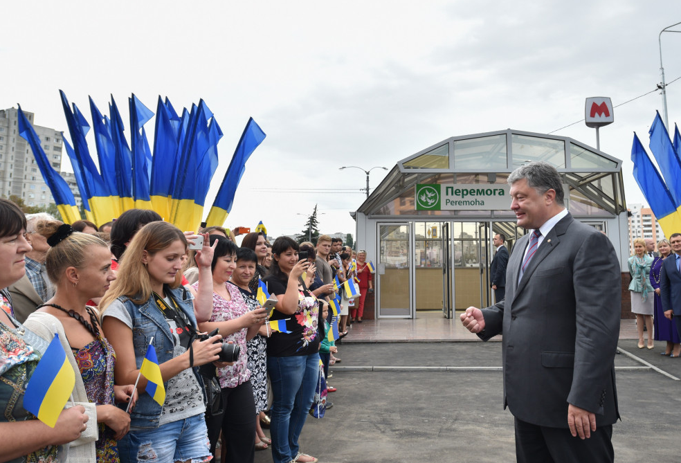 Ukrainian President Petro Poroshenko addressing a crowd outside a metro station
