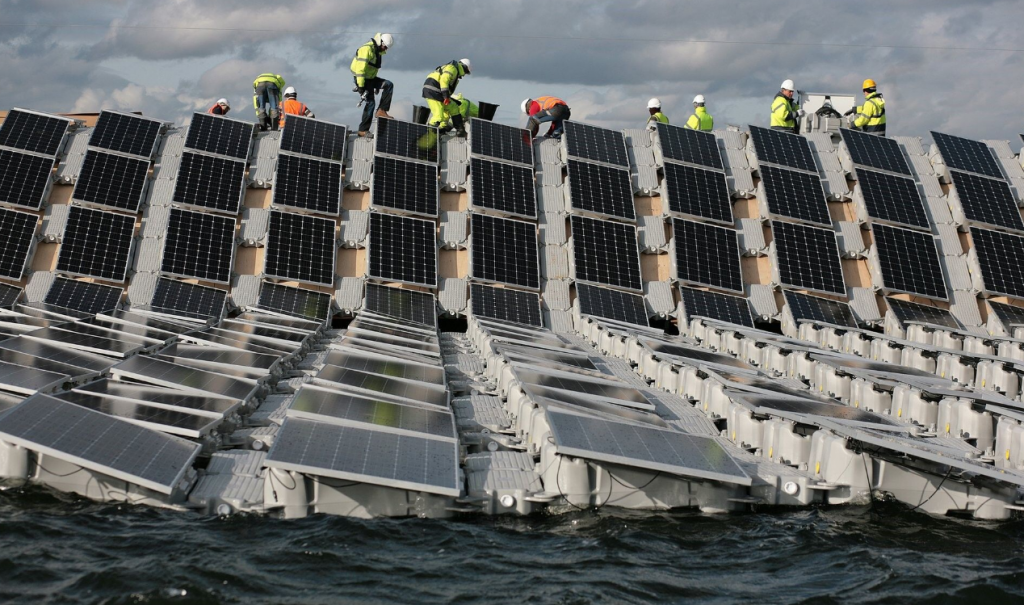 Europe’s biggest ever floating solar panel array, installed by Lightsource Renewable Energy, on London’s Queen Elizabeth II reservoir.
