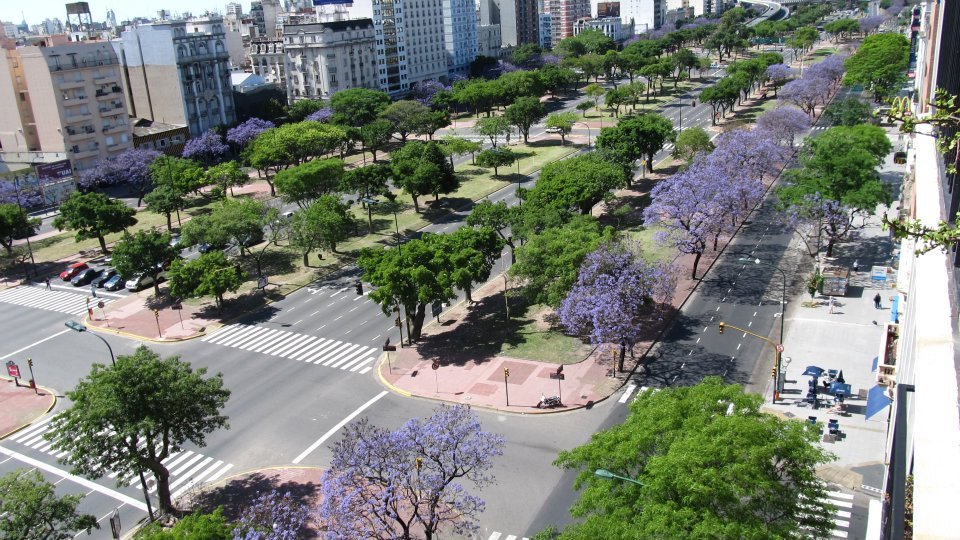 Avenida 9 de Julio in Buenos Aires before it was renovated to allow more buses. Wikicommons