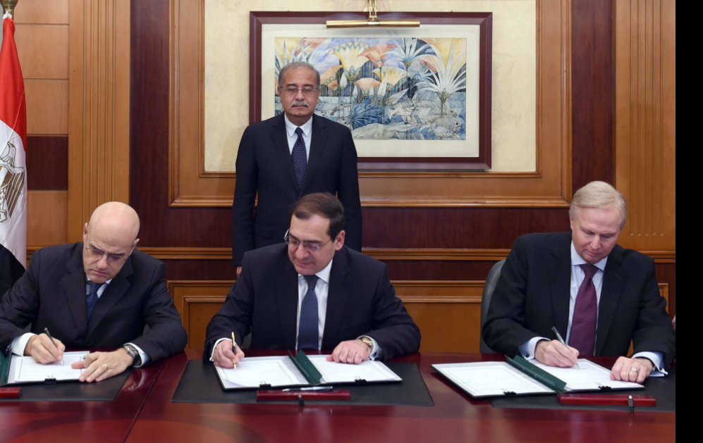 Claudio Descalzi, BP chief executive Bob Dudley, right, and Egyptian Petroleum Minister Tarek El Molla signing the deed in Cairo yesterday