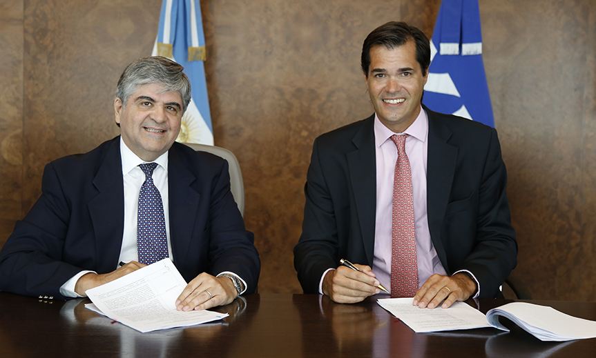 YPF President Miguel Ángel Gutiérrez, left, and Shell Argentina President Teófilo Lacroze
