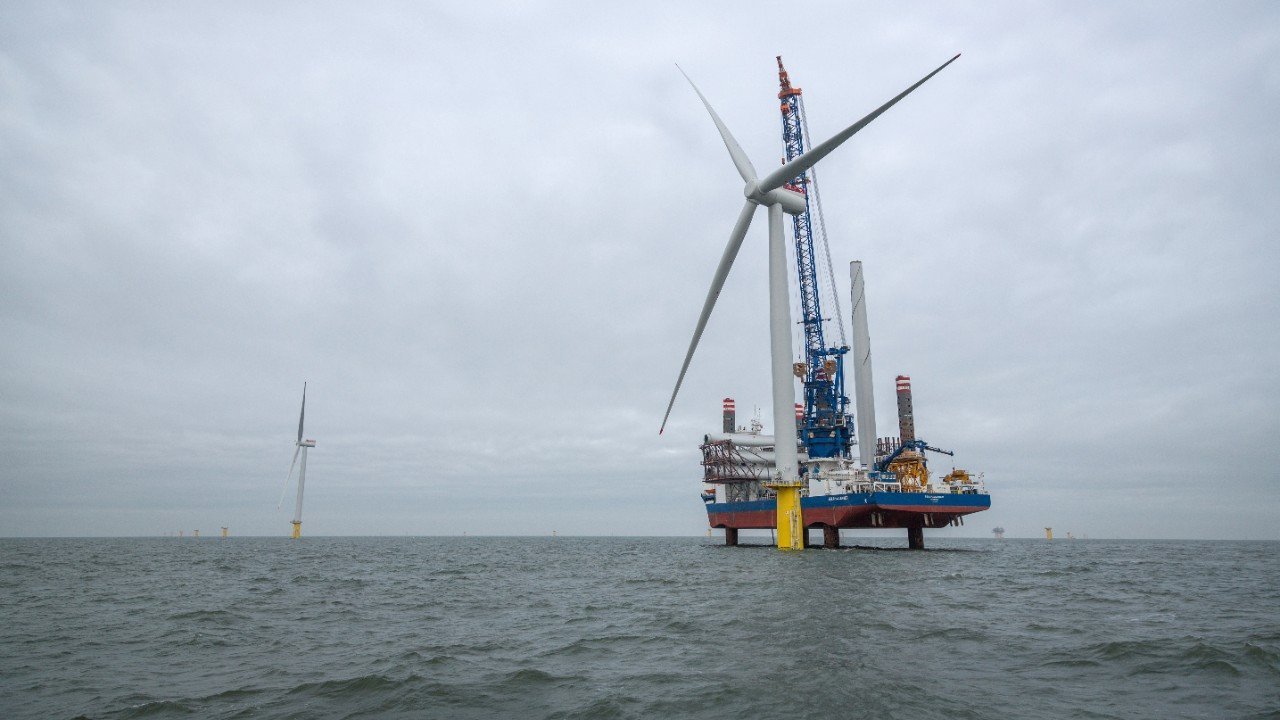 Sea Challenger from A2Sea installing turbines at Dudgeon Offshore Wind Farm. (Photo: Roar Lindefjeld/Woldcam - Statoil)