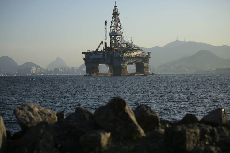 An oil drilling platform floats in Guanabara Bay near Niteroi, Brazil. Photographer: Dado Galdieri/Bloomberg