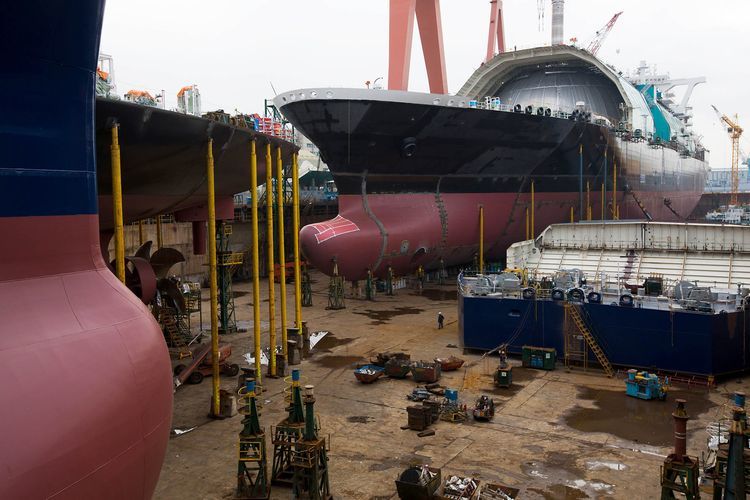 Ships stand under construction in the dry dock at the Hyundai Heavy Industries Co. shipyard in Ulsan, South Korea. Photographer: SeongJoon Cho/Bloomberg