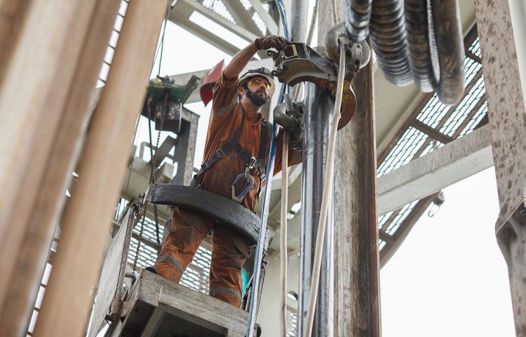 A worker secures a clamp as he guides a gas pipe on a drilling tower during operations at the Boekelermeer gas storage site, operated by Abu Dhabi National Energy Co.
Photographer: Jasper Juinen/Bloomberg