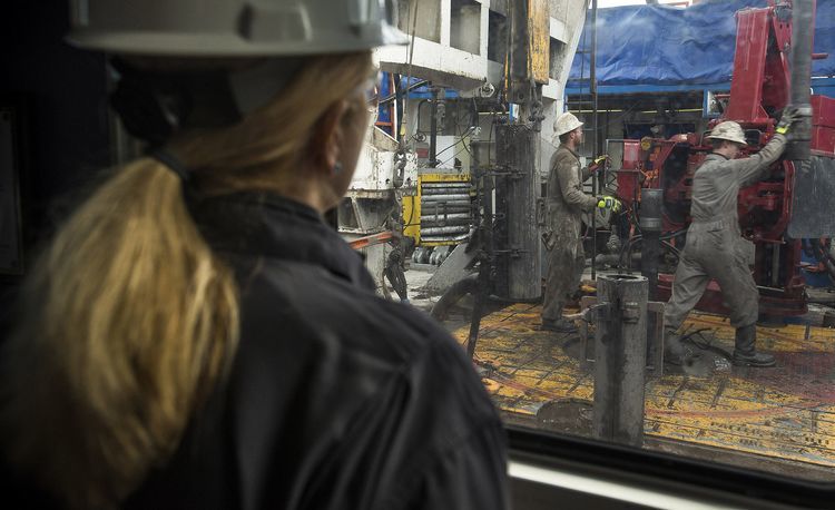 Rig hands thread together drilling pipe at a hydraulic fracturing site owned by EQT Corp. located atop the Marcellus shale rock formation in Washington Township, Pennsylvania, U.S. Photographer: Ty Wright/Bloomberg