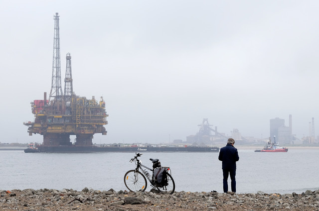 The Brent Delta platform being sent for decommissioning in 2017.