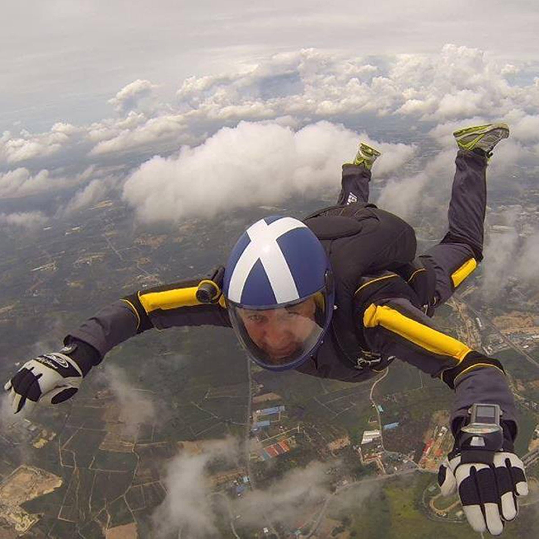 A Scottish man has died while skydiving in the Thai resort town of Pattaya