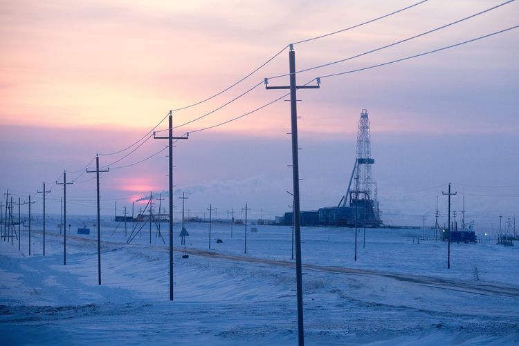 An oil derrick stands near the Russkoye heavy crude oil field, operated by Rosneft PJSC, in the Yamalo-Nenets region of East Siberia, near Novy Urengoy, in Russia. Photographer: Andrey Rudakov/Bloomberg