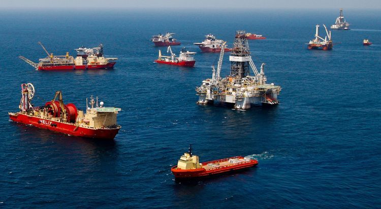 Vessels gather near Transocean Ltd.'s Development Driller III, right, at the BP Plc Macondo well site in the Gulf of Mexico off the coast of Louisiana, U.S., on Thursday, July 29, 2010. BP Plc may move up the schedule for a static kill attempt, which would involve pumping mud and cement to permanently plug its leaking Macondo oil well in the Gulf of Mexico. Thursday marked the 100th day of the largest oil spill in U.S. history, which began when the Deepwater Horizon drilling rig exploded on April 20. Photographer: Derick E. Hingle/Bloomberg