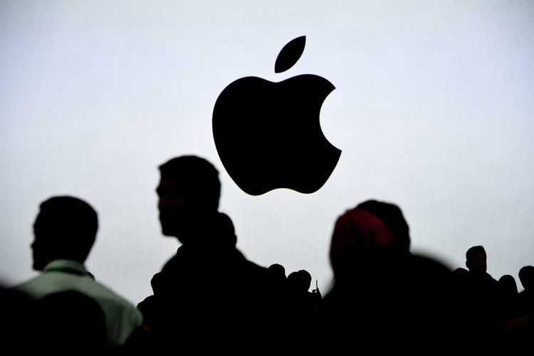 An Apple Inc. logo is displayed on a screen during the Apple Worldwide Developers Conference (WWDC) in San Jose, California, U.S., on Monday, June 5, 2017.  Photographer: David Paul Morris/Bloomberg