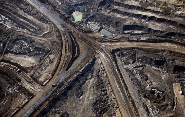 The Suncor Energy Inc. mine stands at the Athabasca oil sands in this aerial photograph taken near Fort McMurray, Alberta, Canada, on Thursday, June 4, 2015. Canadian stocks rose a second day as commodities producers rallied after the price of oil climbed to the highest level this year while gold and copper led metals higher. Photographer: Ben Nelms/Bloomberg