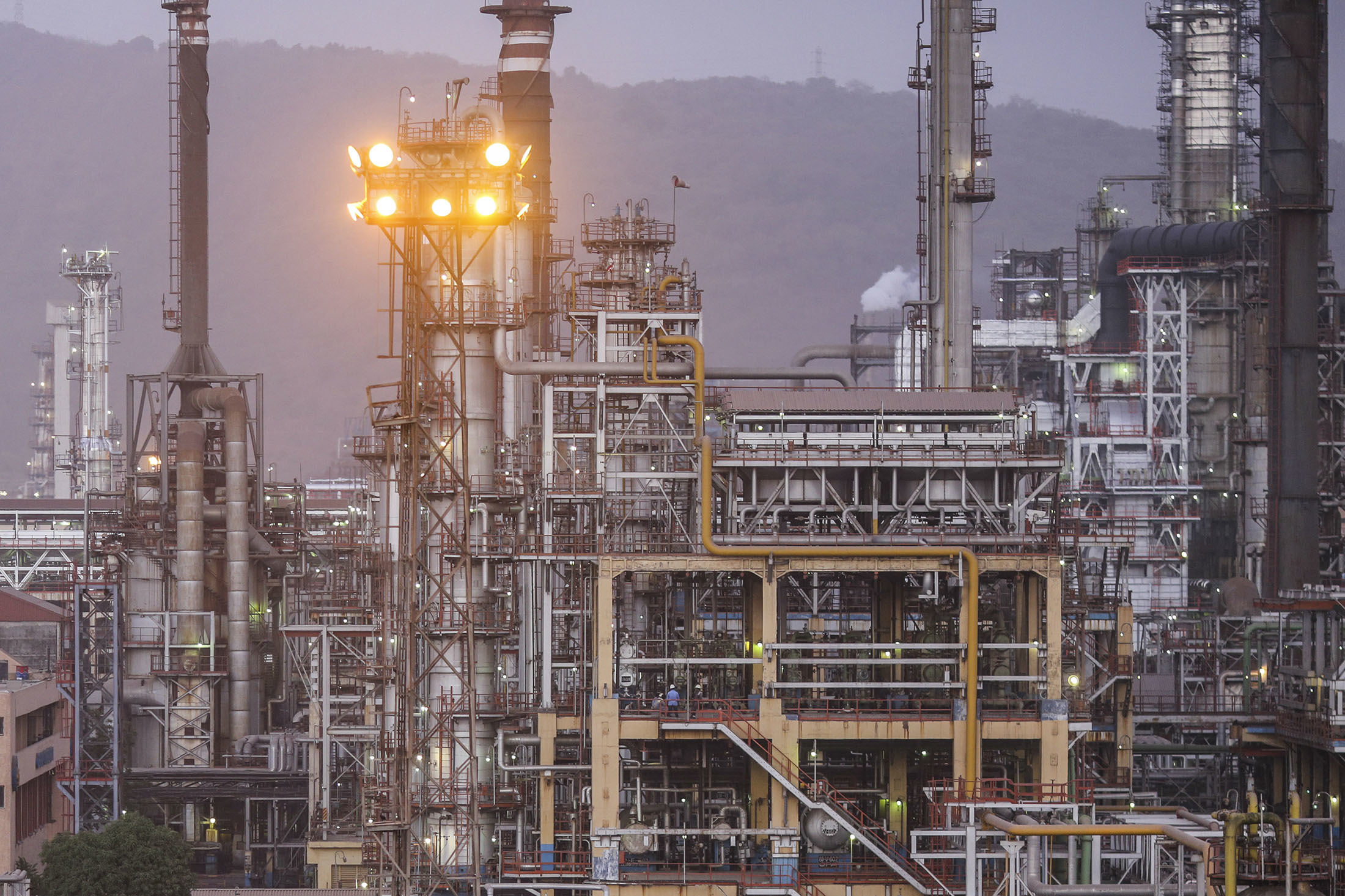 A Bharat Petroleum Corp. refinery stands in the Mahul area of Mumbai, India. Photographer: Dhiraj Singh/Bloomberg
