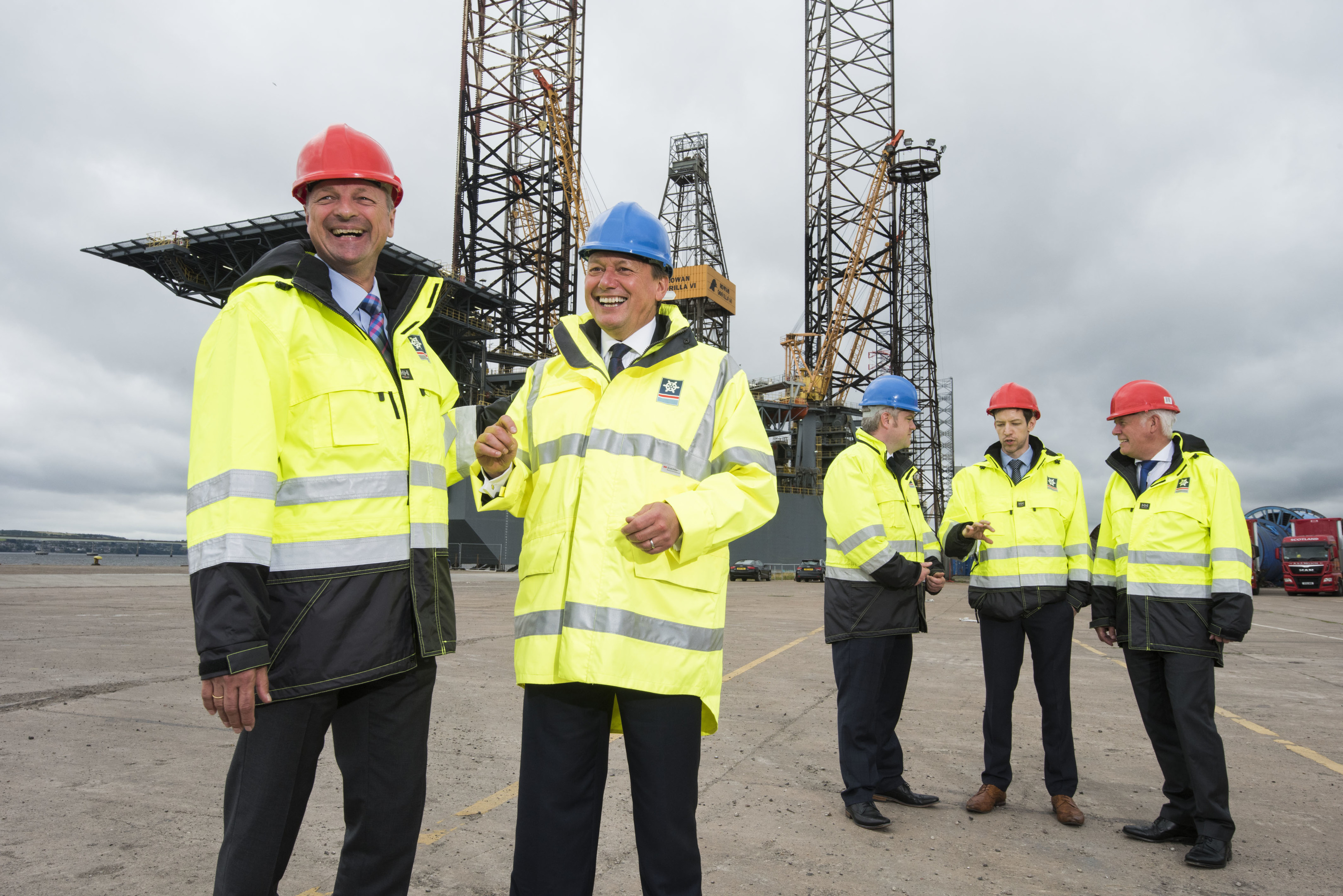 Pic Alan Richardson Dundee, Pix-AR.co.uk
Free to Use
Forth Ports Ltd and AF Offshore Decom UK today announced the signing of a heads of Agreement.
(LtoR) David Webster, Erwin Lammertink vice president AF Offshore, Charles Hammond Chief Exec Forth Ports, David Webster Port Manager, Cllr John Alexander Leader of Dundee City Council and Callum Falconer Chief Exec Dundeecom.