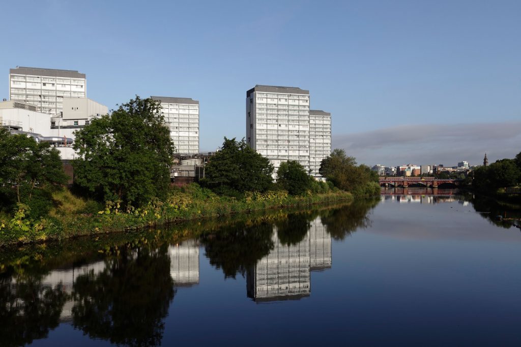 View West along the River Clyde to housing tower blocks in the Gorbals area of Glasgow, Scotland, UK