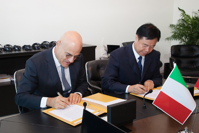 Eni chief executive Claudio Descalzi, left. and CNPC chairman Wang Yilin