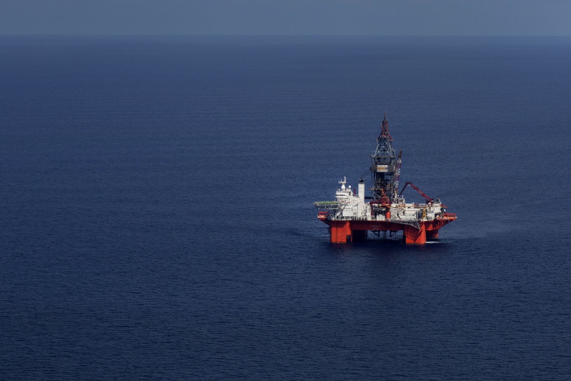 The Petroleos Mexicanos (Pemex) La Muralla IV deep sea crude oil platform stands in the waters off Veracruz, Mexico, on Friday, Aug. 30, 2013. Photographer: Susana Gonzalez/Bloomberg