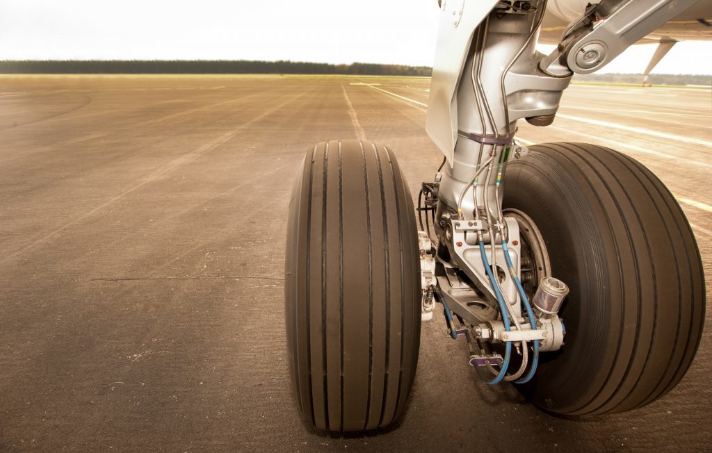 Landing gear, wheels on the runway