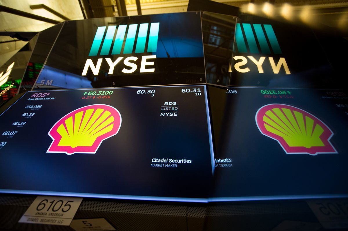 A monitor displays Royal Dutch Shell Plc signage on the floor of the New York Stock Exchange (NYSE) in New York, U.S., on Monday, Oct. 2, 2017. Photographer: Michael Nagle/Bloomberg