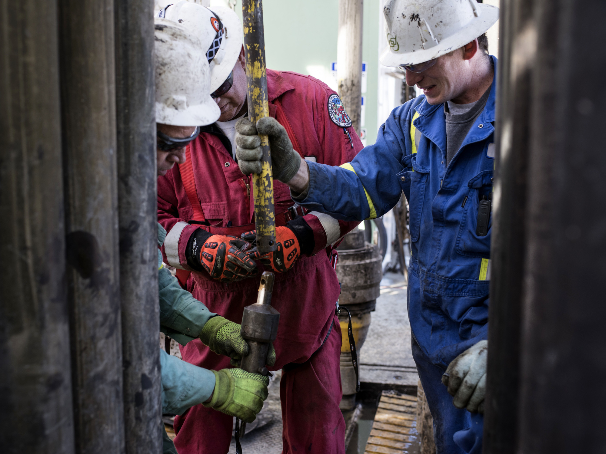 Precision Drilling oil rig operators install a bit guide on the floor of a Royal Dutch Shell Plc oil rig near Mentone, Texas, U.S., on Thursday, March 2, 2017. Photographer: Matthew Busch/Bloomberg
