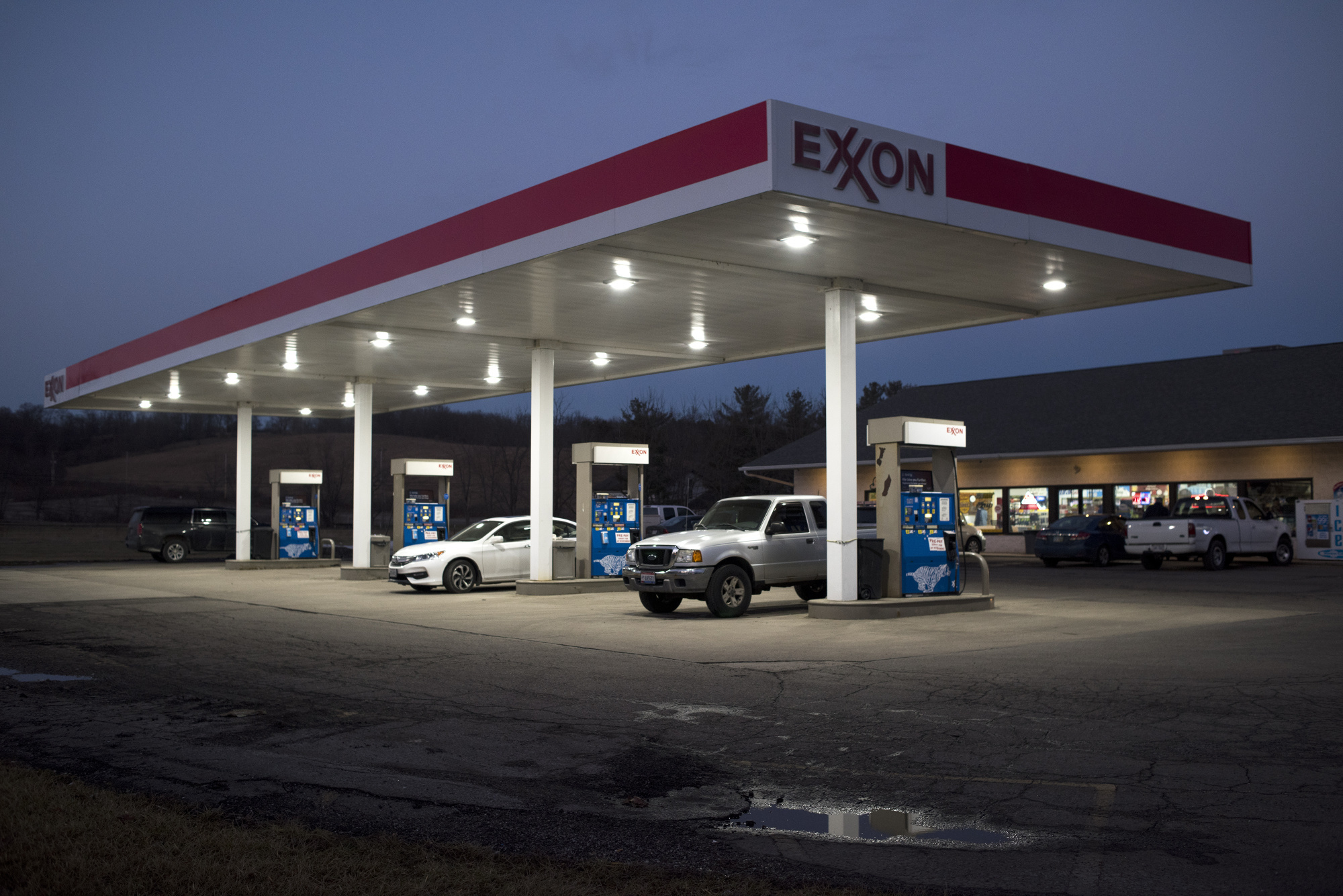 Customers fuel vehicles at an Exxon Mobil Corp. gas station in Nashport, Ohio, U.S., on Friday, Jan. 26, 2018. Photographer: Ty Wright/Bloomberg