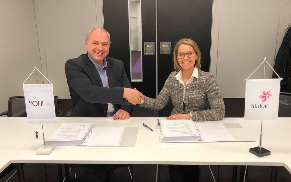 Steinar Riise, CEO Ocean Installer, and Hanne Gro Feginn, Statoil, after signing the deal.