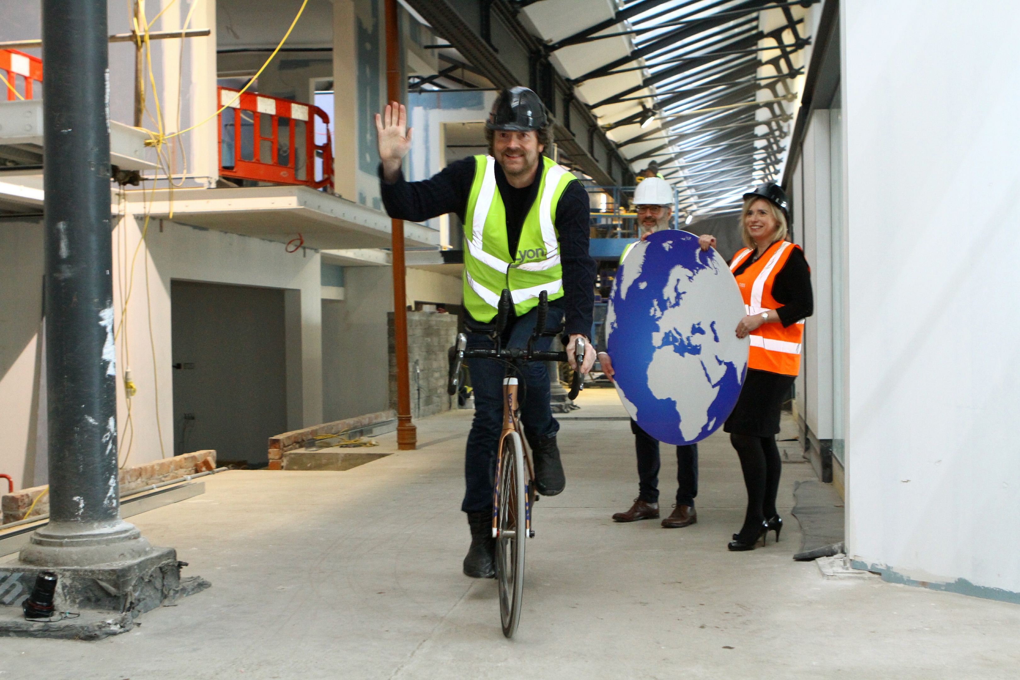 Entrepreneurial Conference.
Picture shows; L/R, Chris van der Kuyl, on Mark Beaumont's world record bike, with John Robertson - Director of Robertson Collaborate, and Amanda Robertson - MD Stoneridge Electronics, at the Water's Edge development at Shed 25 City Quay today for the launch of the Entrepreneurial Conference. Wednesday 28th February 2018.