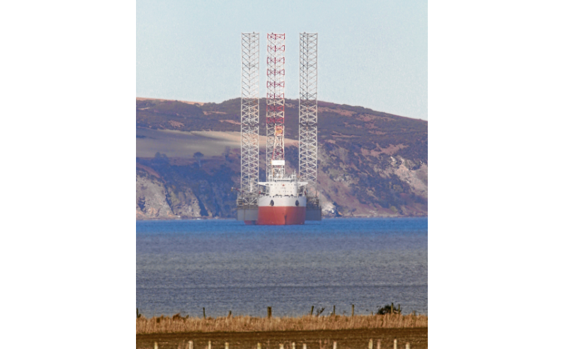 Hua Yang Long carrying a jack-up rig in the Moray Firth